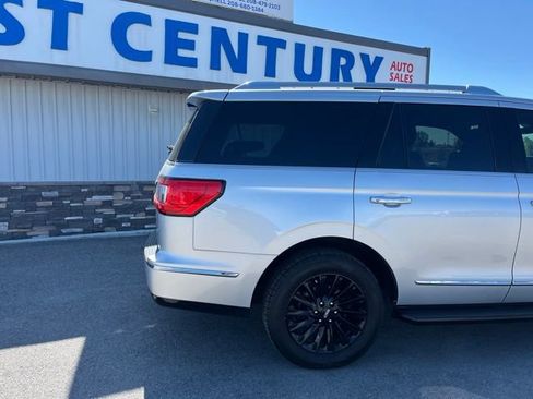 Used 2019 Lincoln Navigator Premiere AWD/4WD image 12