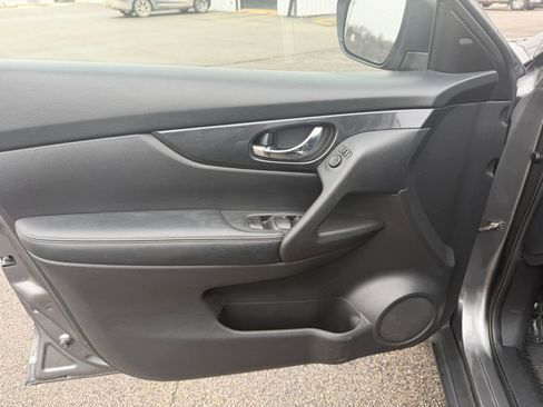 Used 2020 Nissan Rogue SV image 12