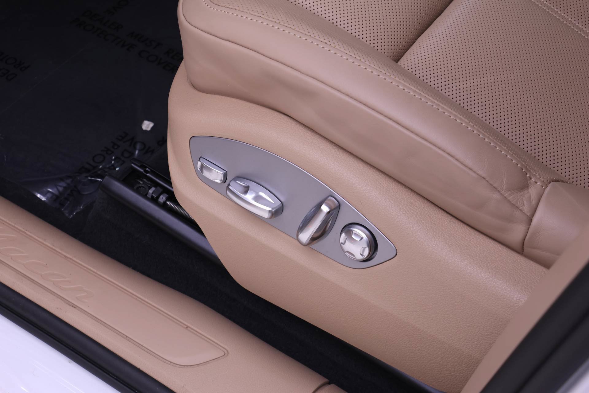 Used 2025 Porsche Macan AWD/4WD image 22