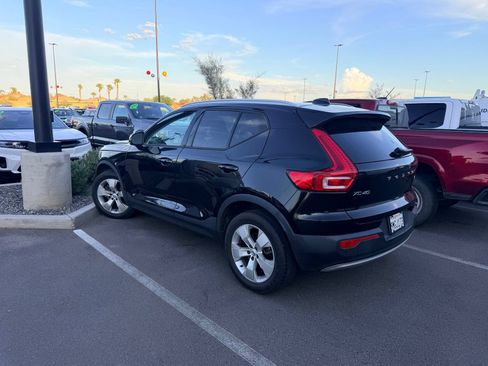 Used 2020 Volvo XC40 T4 Momentum FWD image 3