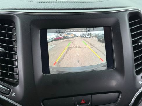 Used 2019 Jeep Cherokee Latitude w/ Popular Appearance Group image 27