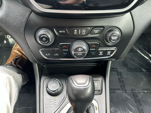 Used 2019 Jeep Cherokee Limited image 19