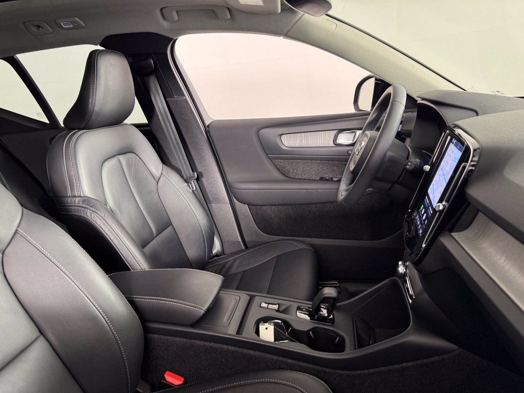 Certified 2024 Volvo XC40 B5 Core AWD/4WD image 2