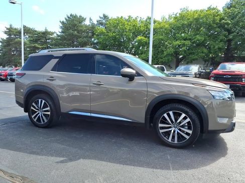 Used 2023 Nissan Pathfinder Platinum w/ Cargo Package AWD/4WD image 4