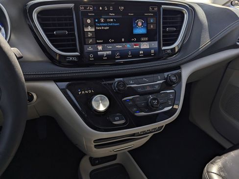 Used 2023 Chrysler Pacifica Touring-L FWD image 10
