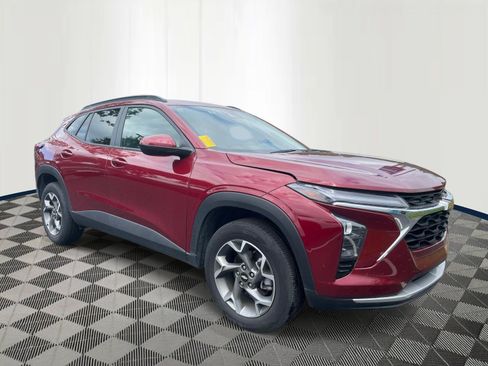 Used 2025 Chevrolet Trax LT FWD image 3