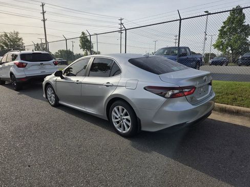 Used 2022 Toyota Camry LE w/ Convenience Package image 5