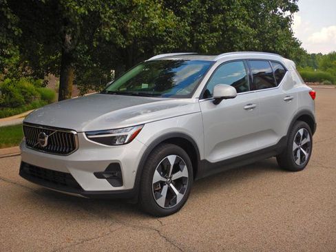Used 2025 Volvo XC40 B5 Plus image 1