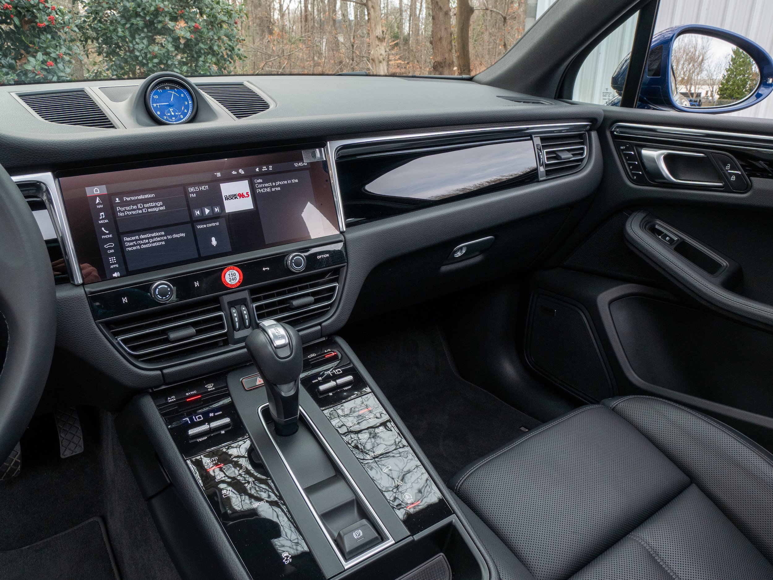 Certified 2025 Porsche Macan AWD/4WD image 24