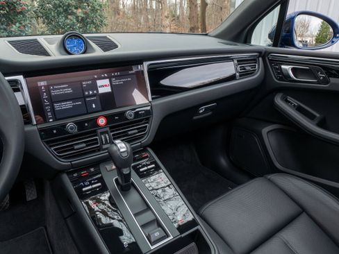 Certified 2025 Porsche Macan image 24