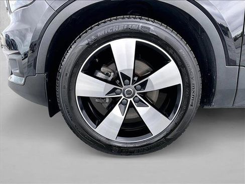 Used 2021 Volvo XC40 T4 Momentum w/ Premium Package image 10