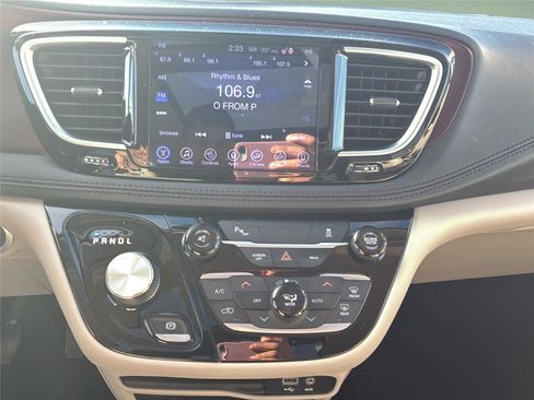 Used 2017 Chrysler Pacifica Limited image 18