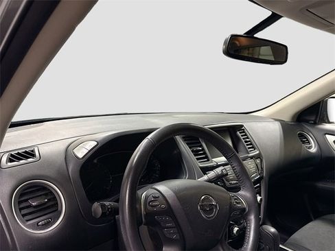 Used 2020 Nissan Pathfinder SV image 7