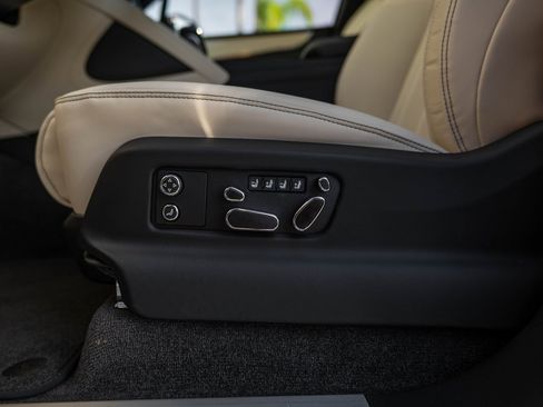 Used 2025 Bentley Bentayga V8 image 12