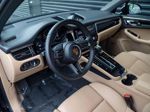 Used 2026 Porsche Macan AWD/4WD image 4