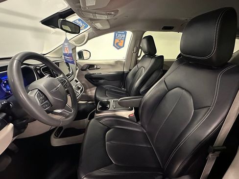 Used 2023 Chrysler Pacifica Touring-L FWD image 23