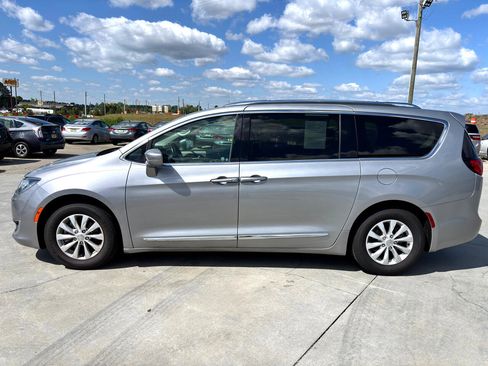 Used 2018 Chrysler Pacifica Touring-L image 7
