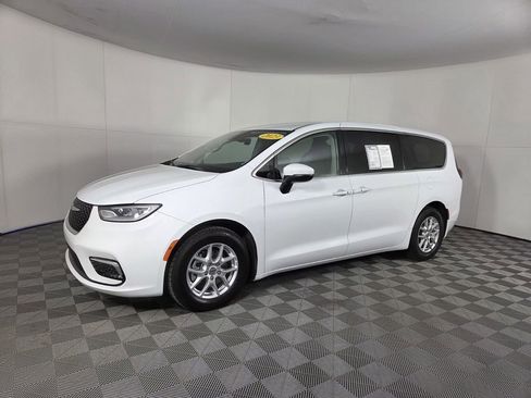 Certified 2023 Chrysler Pacifica Touring-L image 37