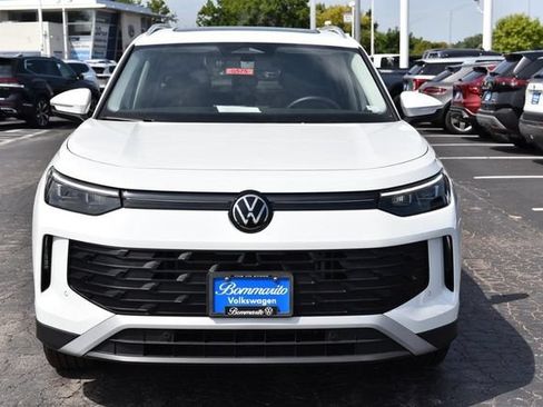 Used 2025 Volkswagen Tiguan SE AWD/4WD image 4