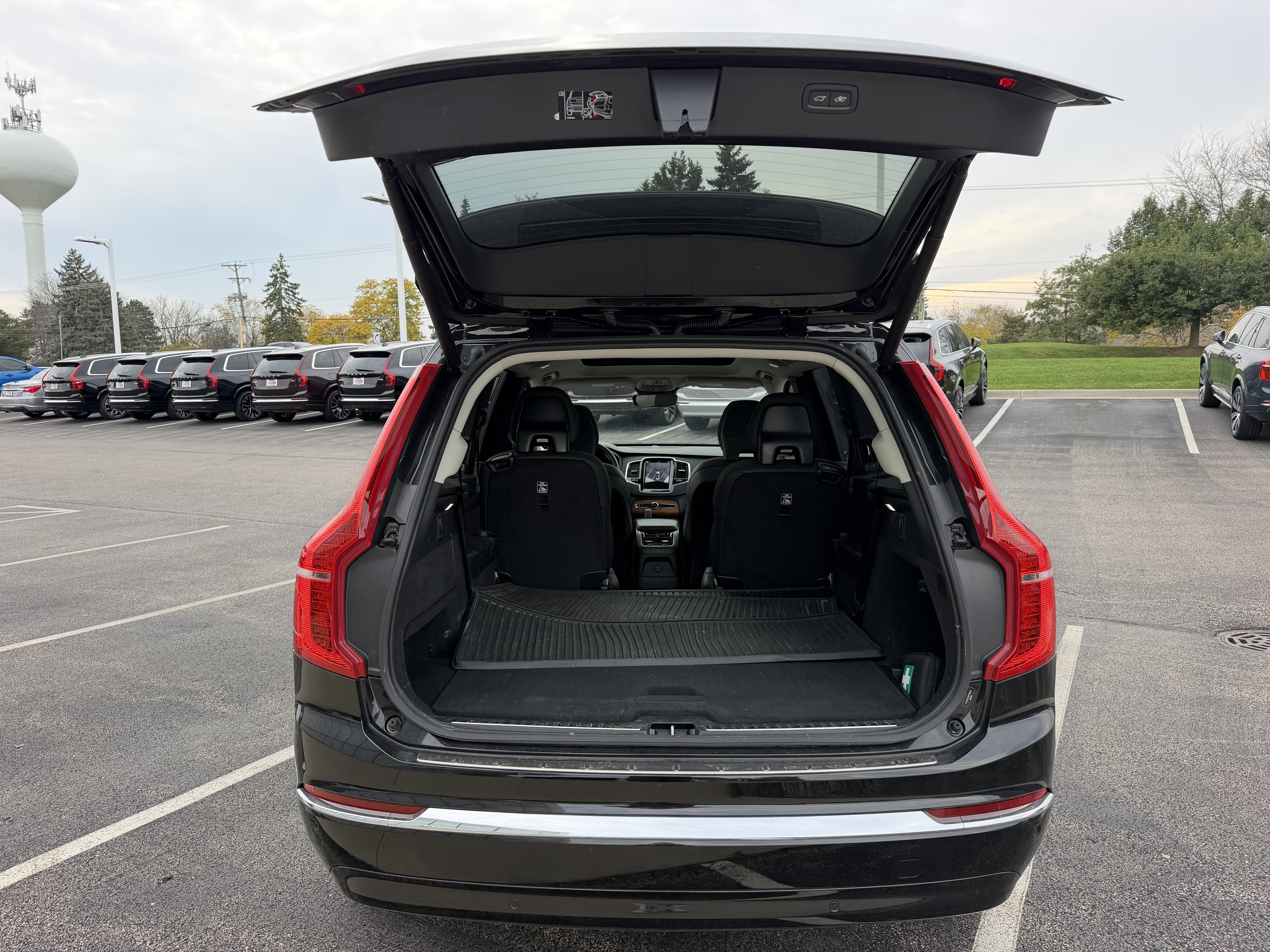 Used 2024 Volvo XC90 T8 Plus w/ Protection Package Premier AWD/4WD image 11