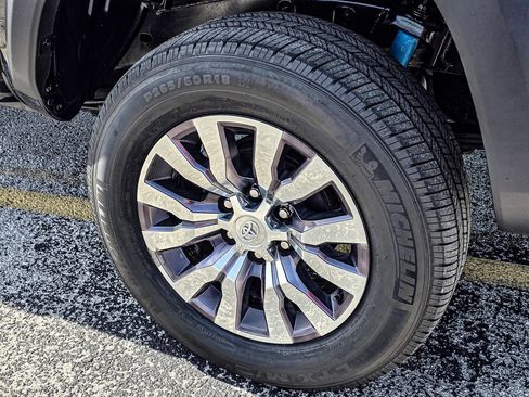 Used 2018 Toyota Tacoma TRD Off-Road AWD/4WD image 10