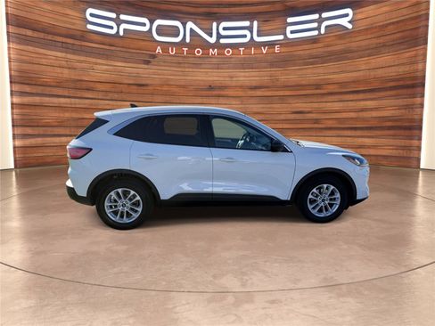 Used 2022 Ford Escape SE image 8