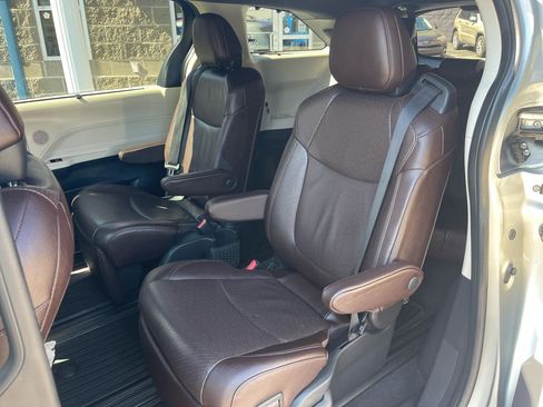 Used 2022 Toyota Sienna Platinum w/ Protection Package (TMS) image 28