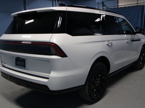 New 2026 Lincoln Navigator Reserve AWD/4WD image 29