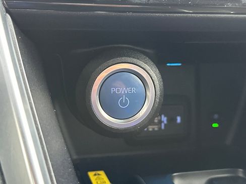 Certified 2022 Toyota Venza LE image 22