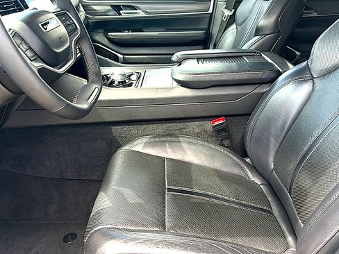 Used 2024 Jeep Wagoneer L Series II w/ Flexible Seating Group RWD image 13