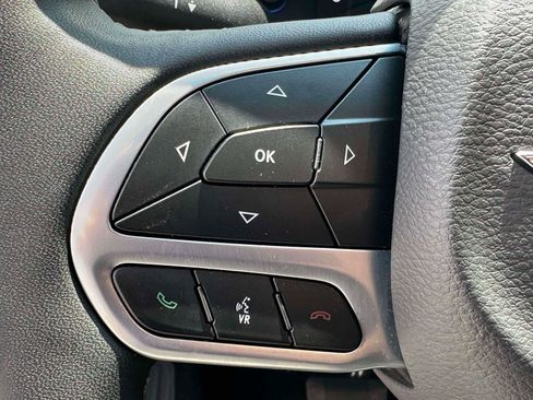 Used 2023 Chrysler Pacifica Limited w/ Uconnect Theater Family Group FWD image 20
