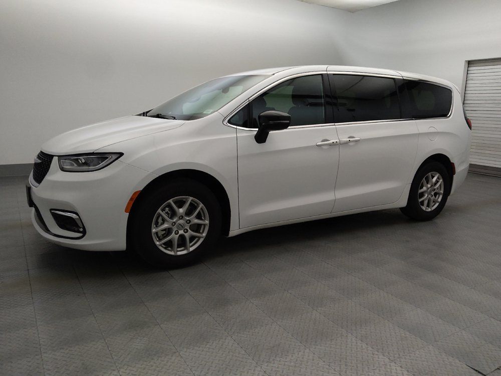 Used 2024 Chrysler Pacifica Touring FWD image 2