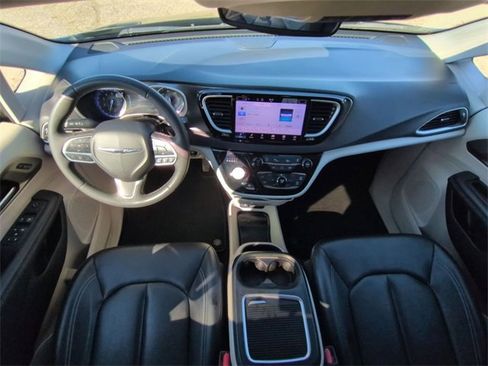 Used 2023 Chrysler Pacifica Touring-L image 27