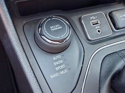 Used 2021 Jeep Cherokee Latitude Plus w/ Sun & Sound Group AWD/4WD image 29