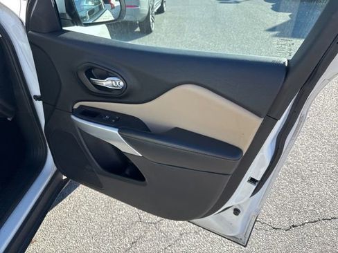Used 2017 Jeep Cherokee Limited image 4