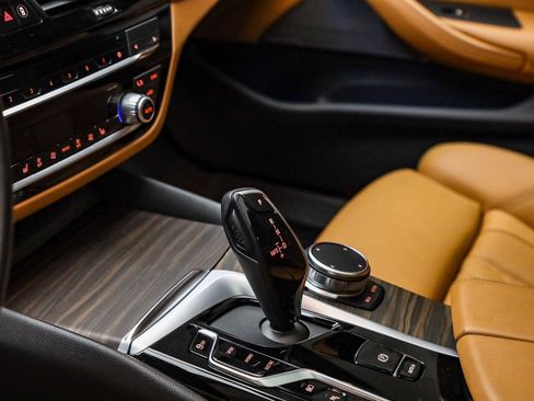 Certified 2023 BMW 530e w/ Premium Package image 24