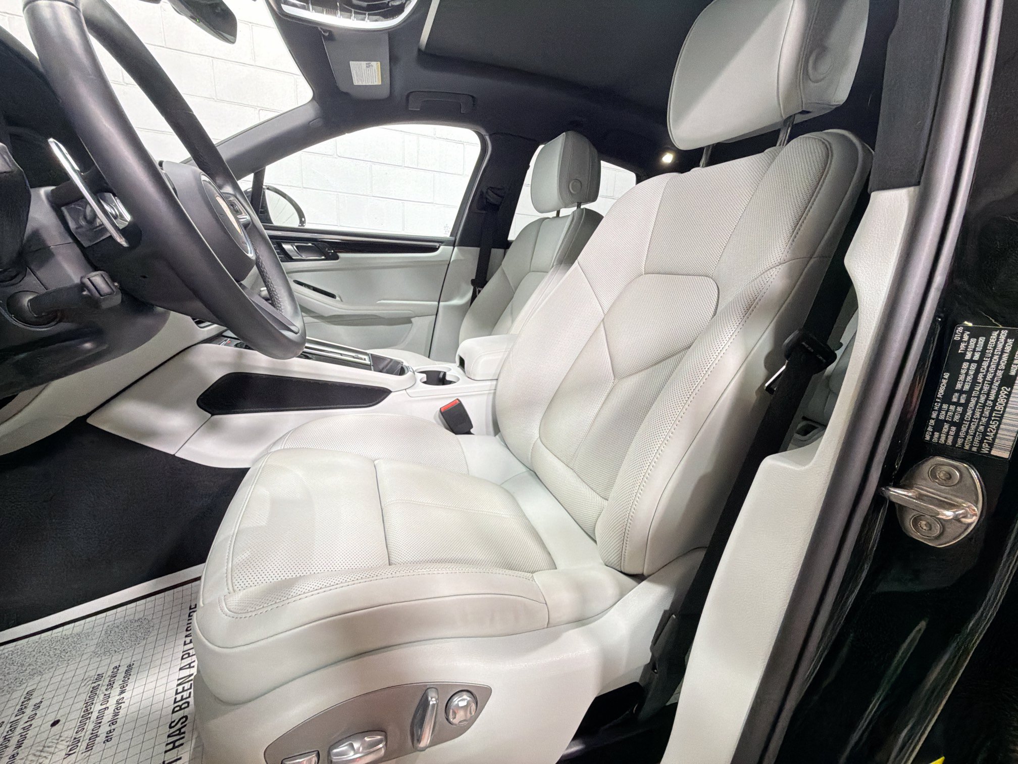 Certified 2026 Porsche Macan AWD/4WD image 5