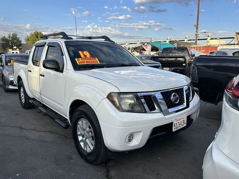 Used 2019 Nissan Frontier SV image 3