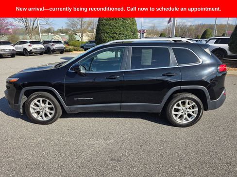 Used 2018 Jeep Cherokee Latitude Plus image 2