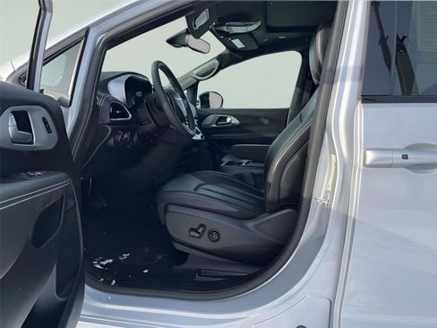 Used 2024 Chrysler Pacifica Touring-L w/ S Appearance Package image 24