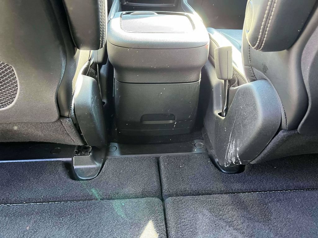 Used 2025 Chrysler Pacifica Limited FWD image 4