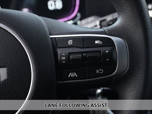 Used 2025 Kia Sportage LX image 3
