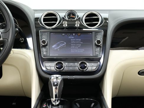 Used 2019 Bentley Bentayga AWD/4WD image 50