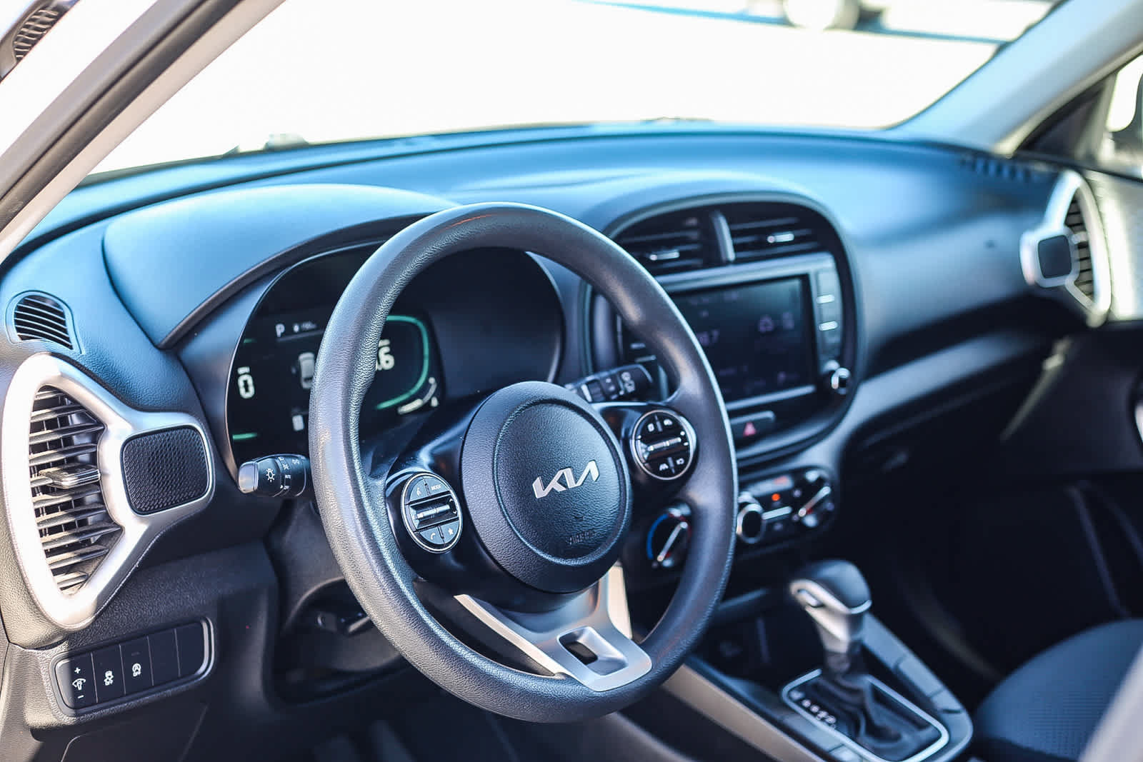 Used 2023 Kia Soul LX w/ LX Technology Package FWD image 12