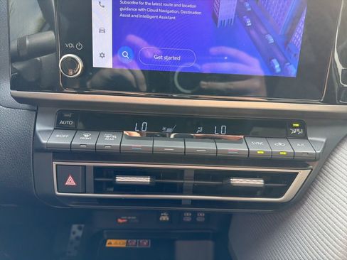 Used 2025 Toyota Camry SE w/ Convenience Package image 17