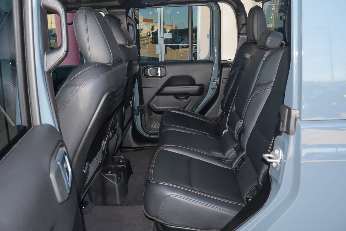 Used 2025 Jeep Gladiator Mojave AWD/4WD image 8