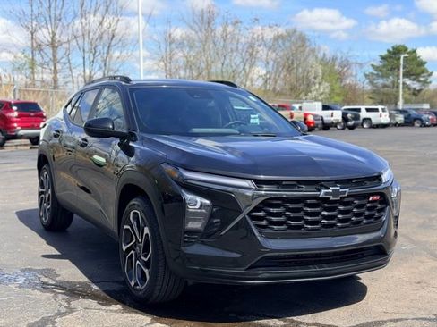 Used 2025 Chevrolet Trax RS w/ Driver Confidence Package FWD image 3