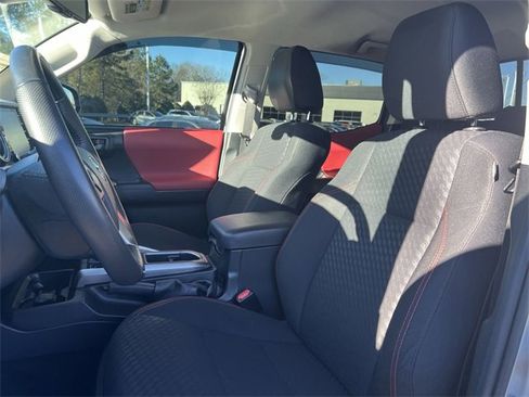 Used 2022 Toyota Tacoma TRD Sport image 11