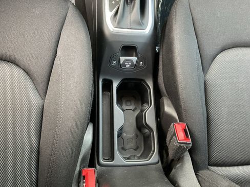 Used 2023 Jeep Renegade Latitude AWD/4WD image 39