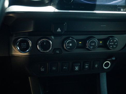 Used 2019 Toyota Tacoma TRD Off-Road w/ Technology Package AWD/4WD image 21